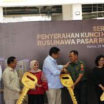 Menteri PKP Lakukan Serah Terima Kunci Rusun Pasar Rumput Kepada Penghuni