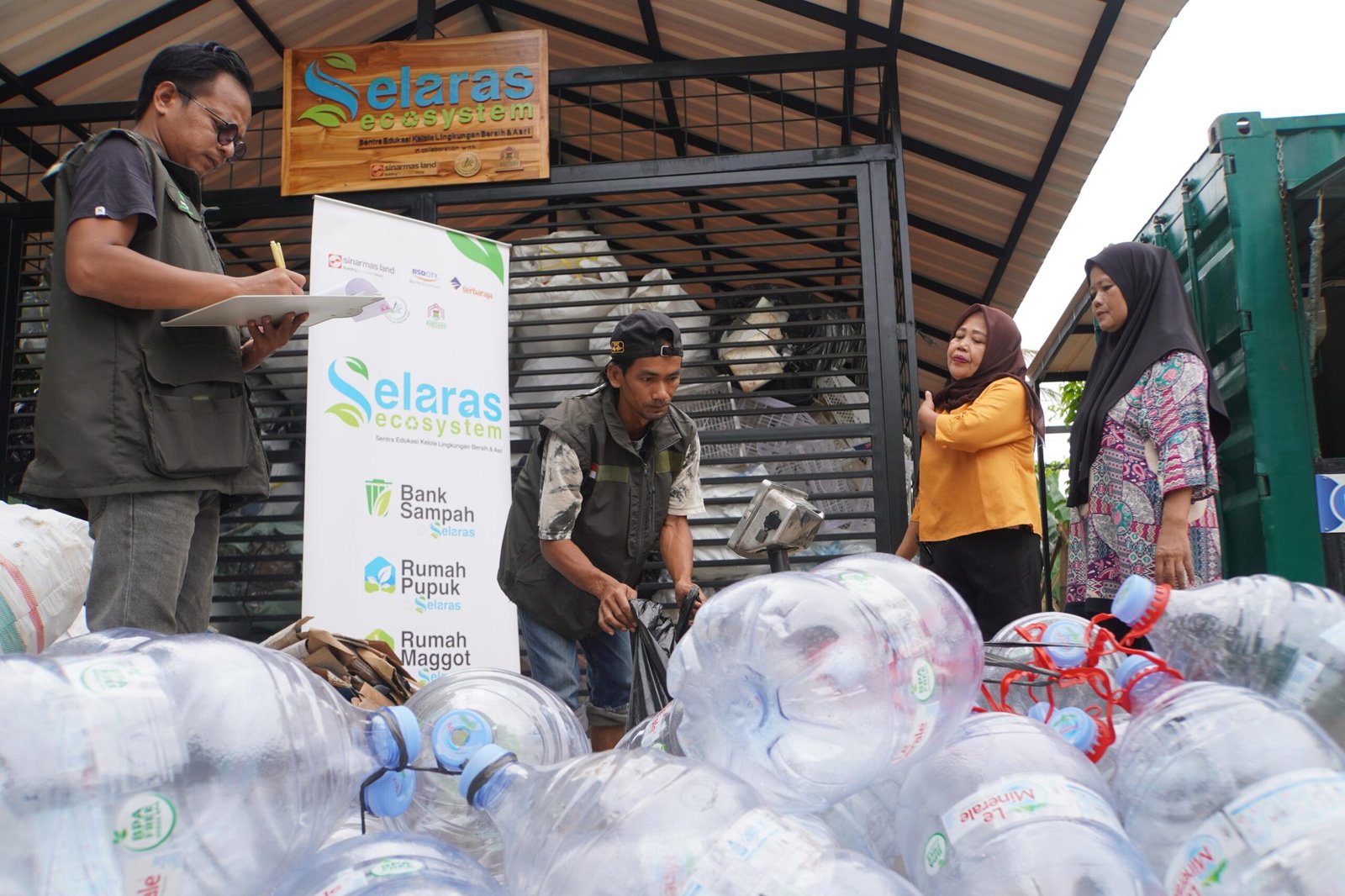 Melalui Bank Sampah SELARAS, Sinar Mas Land Bantu Warga Biayai Pendidikan Anak