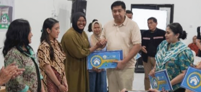 Ara di Balikpapan Menteri PKP Serahkan 4 Kunci Rumah Subsidi ke MBR Saat Mengunjungi Balikpapan