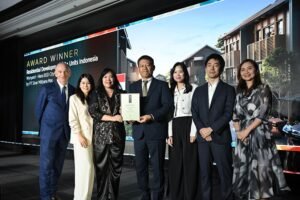 Foto: (dari kiri ke kanan) Nathania Damara (Product & Development Supervisor Hiera), Laurencia Evilyn (Project Director Hiera), Daisuke Kobayashi (President Director Hiera), Adelia (Sales, Marketing & Promotion Departement Head Hiera), Sotara Harasawa (Director Hiera) dalam seremoni penyerahan penghargaan kategori Residential Development 20+ Units for Indonesia untuk proyek hunian Hiera dalam ajang Asia Pacific Property Awards 2025. (Dok: Sinar Mas Land)