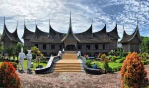 JELAJAH NEGERI SERIBU SURAU - Property and The City