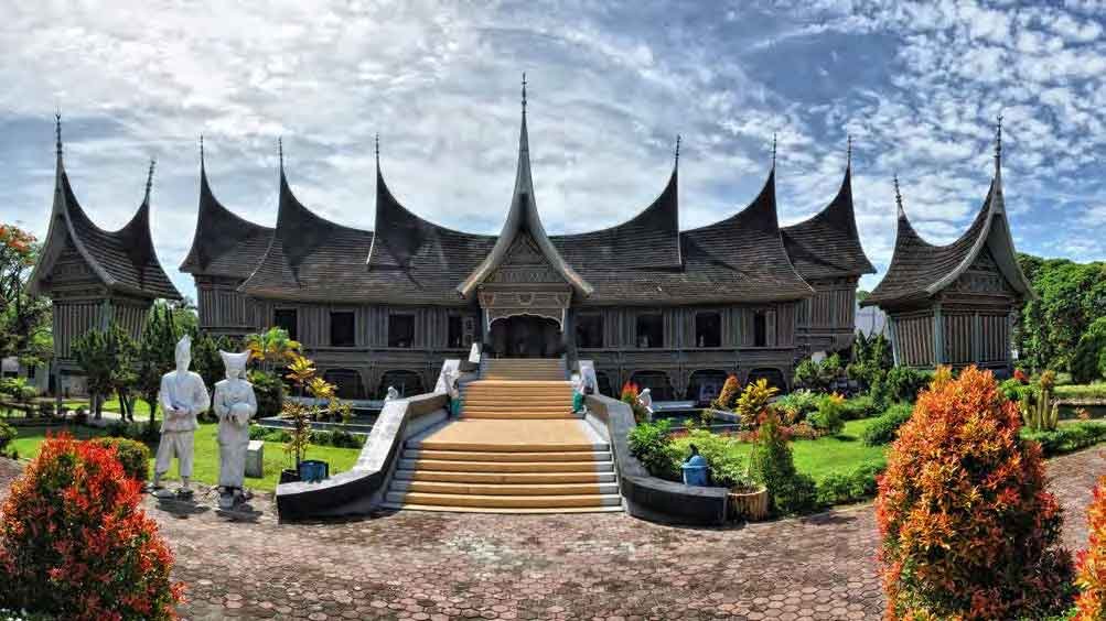 JELAJAH NEGERI SERIBU SURAU - Property and The City