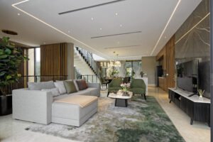 Sinar Mas Land resmi meluncurkan tahap ketiga pengembangan Enchanté Résidence di BSD City. Mengusung tagline “Beyond Living”, hunian premium ini menghadirkan konsep tropical luxury living dengan desain modern yang mengutamakan kenyamanan dan keseimbangan hidup. Pada tahap ini, Enchanté Résidence menawarkan satu tipe hunian, yaitu Eterné berukuran 12 x 22 meter persegi yang dijual sangat eksklusif sebanyak 17 unit mulai dari harga Rp15 miliaran.