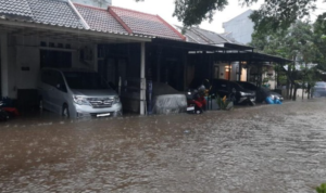 Tanggul Jebol, Puluhan Rumah di Depok Terendam Banjir hingga Satu Meter