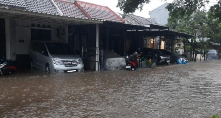 Tanggul Jebol, Puluhan Rumah di Depok Terendam Banjir hingga Satu Meter