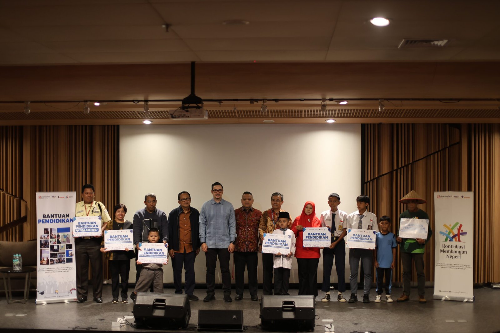 Sinar Mas Land Berikan Bantuan Pendidikan Rp300 Juta