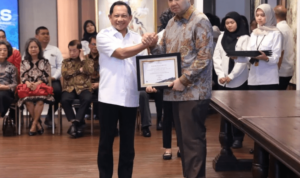 Mendagri Tito Karnavian Raih Penghargaan HAPERNAS 2025 atas Peran di Program 3 Juta Rumah