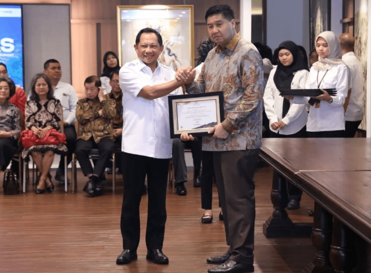 Mendagri Tito Karnavian Raih Penghargaan HAPERNAS 2025 atas Peran di Program 3 Juta Rumah