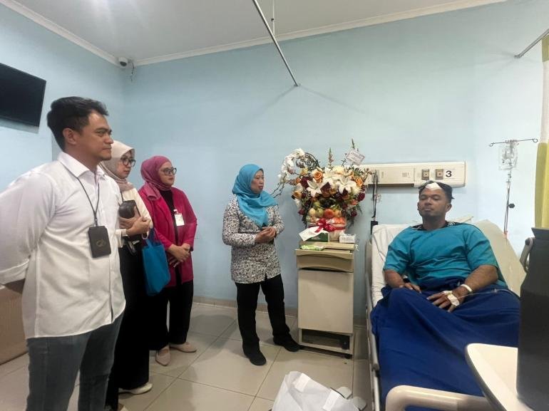 bpjs-ketenagakerjaan-peduli-jenguk-peserta-korban-kecelakaan-kerja_280328.jpg