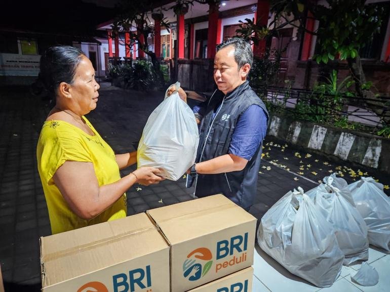 bri-peduli-tanggap-bencana-banjir-gercep-salurkan-bantuan-di-bali-dan-ntt_280923.jpg