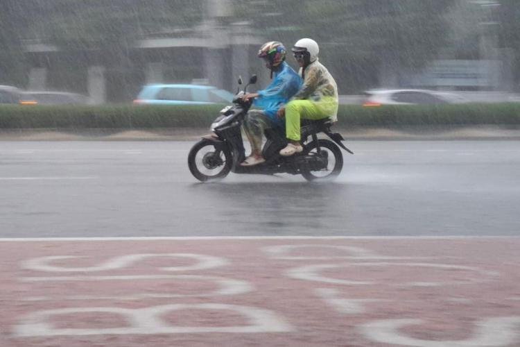 cuaca-besok-di-jakarta-menurut-info-bmkg-jaksel-dan-jaktim-hujan-ringan_281331.jpg