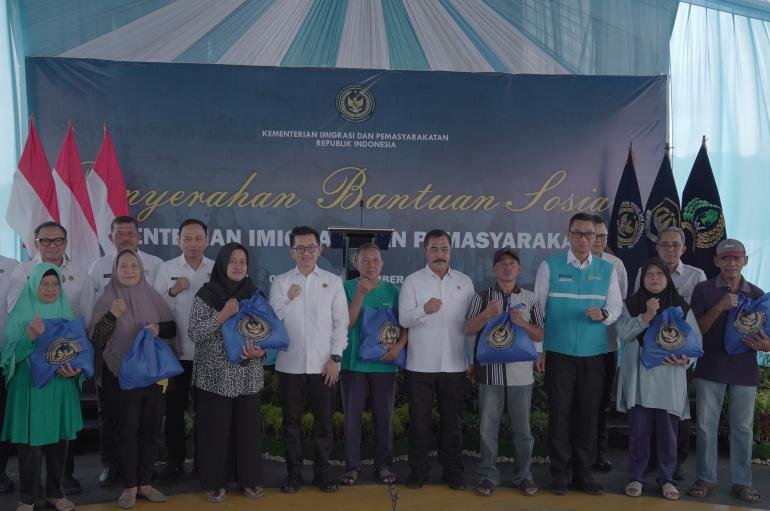 dukung-program-prioritas-presiden-kemenimipas-salurkan-5000-paket-bansos-untuk-pesantren-nelayan-di.jpeg