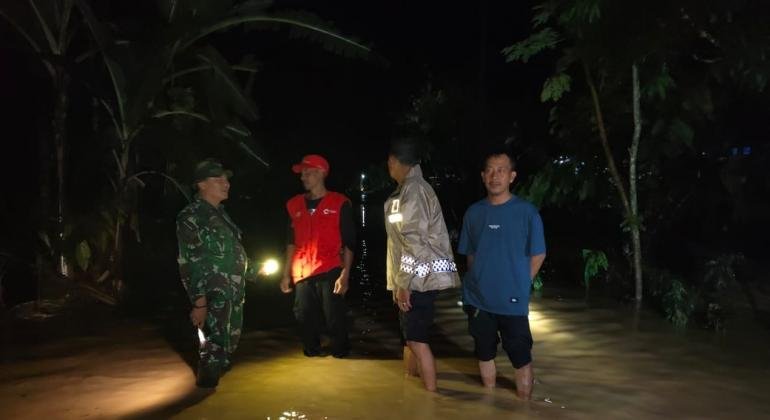 polisi-evakuasi-warga-terdampak-banjir-bandang-dan-longsor-di-lampung-barat_280941.jpeg