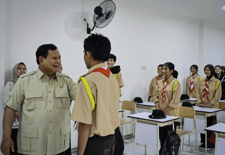 presiden-prabowo-disambut-haru-siswa-sekolah-rakyat-menengah-atas-margaguna_280991.jpeg