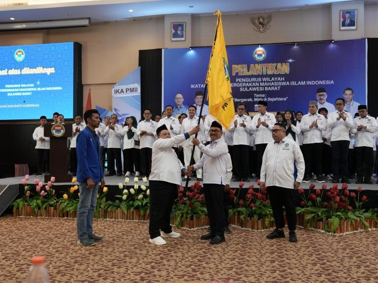 suhardi-duka-resmi-nahkodai-ika-pmii-sulbar_281193.jpg