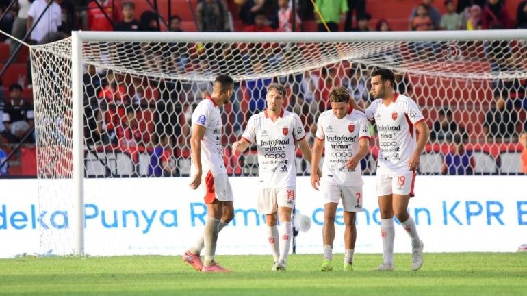 bali-united-masuk-10-besar-fokus-benahi-penyelesaian-akhir_287171.jpg