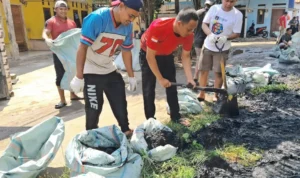 Bagi Perlengkapan Ibadah, Bersih-Bersih Kampung Hingga Panen Lele, Wujud Dukungan Paramount Petals untuk Kearifan Lokal