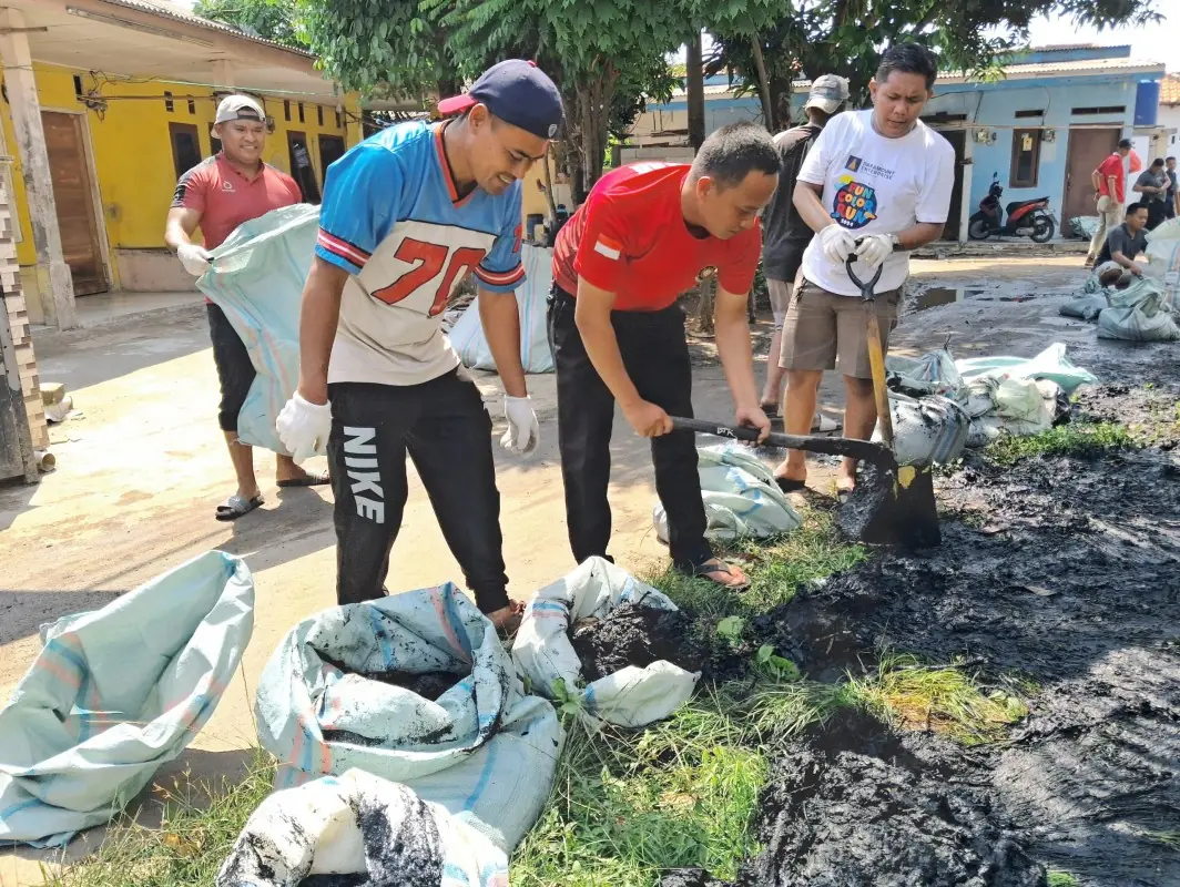 Bagi Perlengkapan Ibadah, Bersih-Bersih Kampung Hingga Panen Lele, Wujud Dukungan Paramount Petals untuk Kearifan Lokal