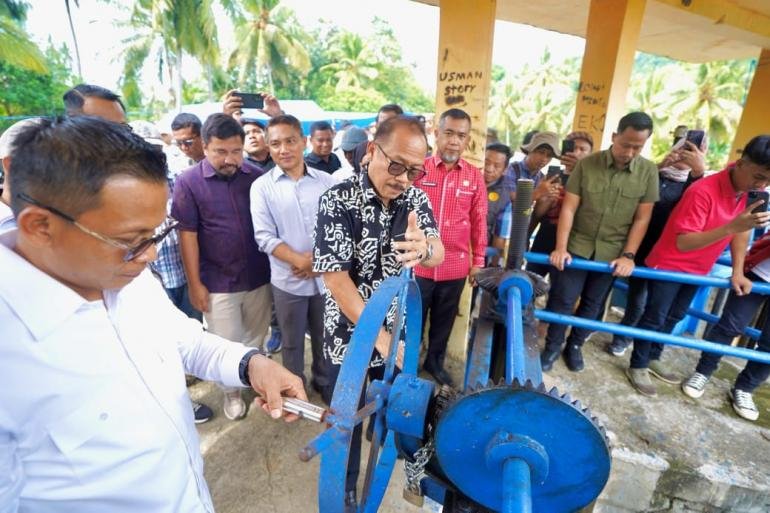 turun-sawah-di-tapango-gubernur-suhardi-tegaskan-pentingnya-keseimbangan-huluhilir-pertanian_286865.jpeg
